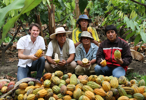 Santiago Peralta junto a sus trabajadores en Ecuador