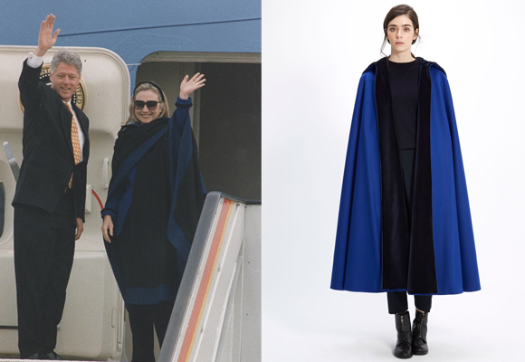 Hillary Clinton con capa negra y azul. A la dcha, capa