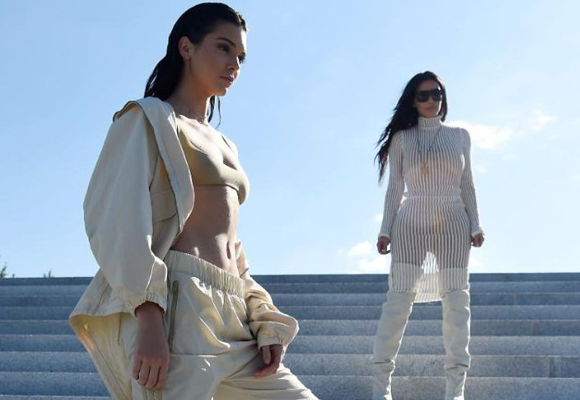 Kylie Jenner y Kim Kardashian no se perdieron el show vestidas de Mr West