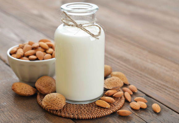La leche de almendras, una forma sana de sustituir los lácteos de origen animal