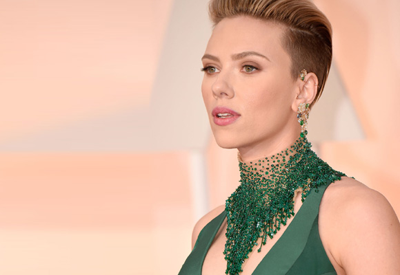 Scarlett Johansson con ear cuff de la colección Mediterranean Garden de Piaget