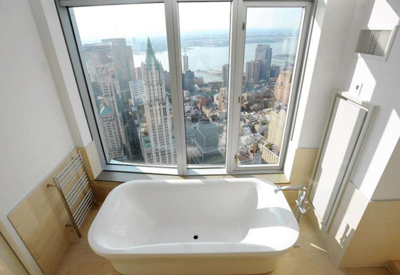 baño en el  rascacielos diseñado por Frank Gehry 