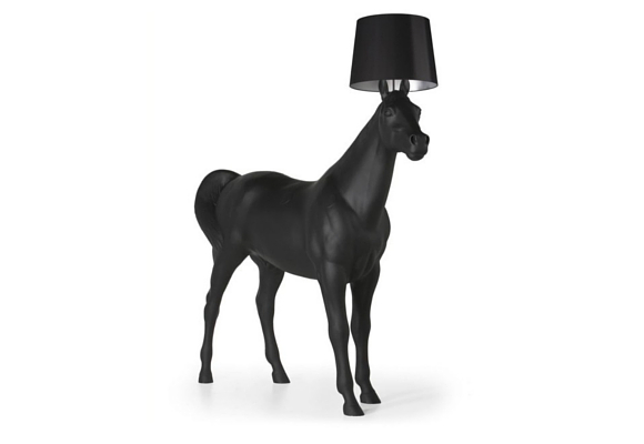  'Horse' la lámpara de pie salvaje y desenfadada de MOOOI