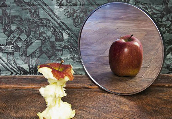 Manzana y espejo