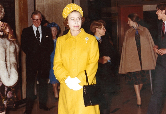 The Queen in 1977 wearing an Hardy Amies coat