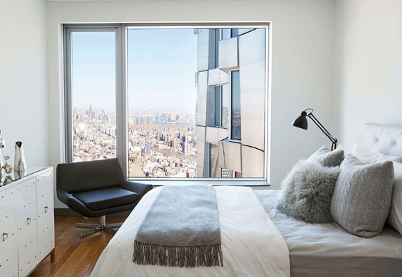habitación en el rascacielos  diseñado por Frank Gehry 