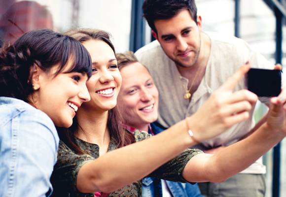 Millennials haciendo un selfie