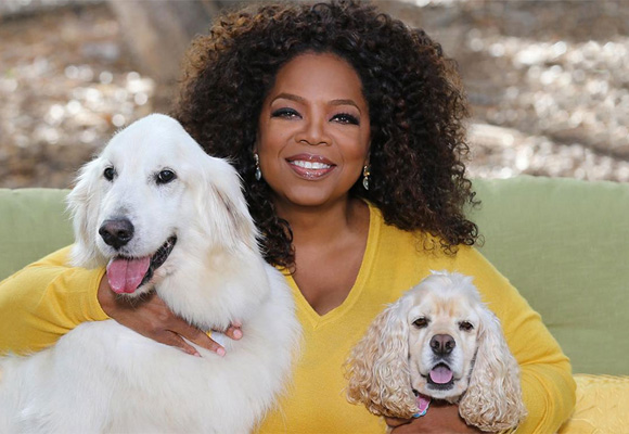 Oprah Winfrey con dos de sus perros