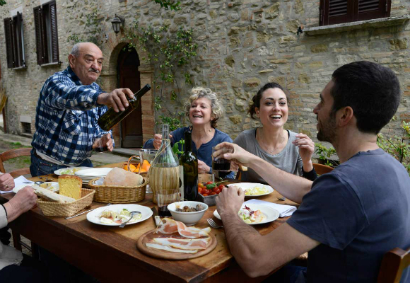 familia italia padres abuelos comida reunión