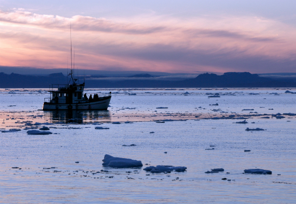 barco-navegando-entre-pequenos-icebergs-en-el-fiordo-de-jakobshavn-groenlandia-copy-andoni-canela