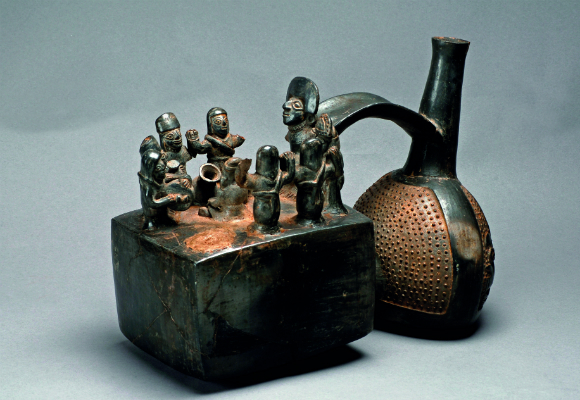 vasija-ceremonial-silbadora-que-representa-una-escena-de-una-ceremonia-de-consumo-de-chicha-danza-y-culto-al-ancestro-chimu