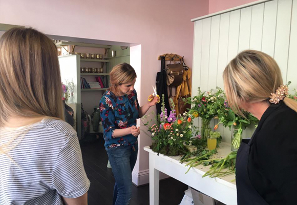 Demostración de arreglo campestre en un taller en el estudio de Leafy Couture. Fotografia Jane Beadnell