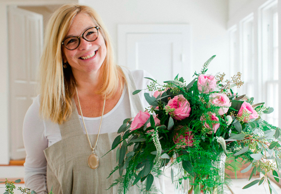Holly Chapple con las rosas de jardín de David Austin. Fotografía Kate Headley