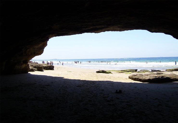 Sentir el murmullo del mar desde dentro de la cueva es espectacular