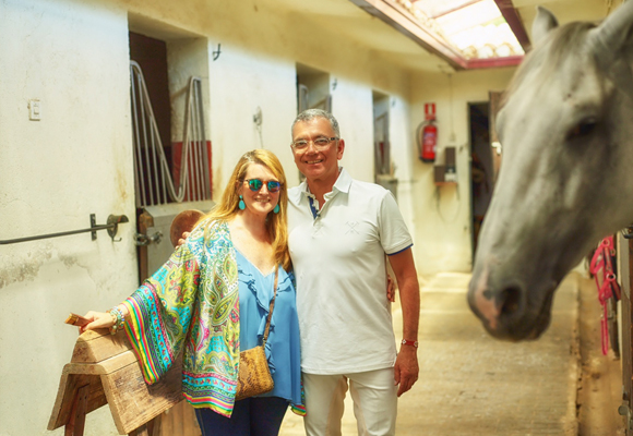 Juan Ramón ama a los caballos. En la foto, con nuestra colaboradora Amalia Enríquez