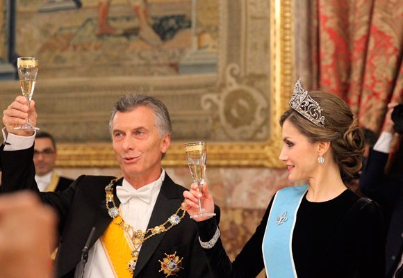 Doña Letizia no abusó de los complementos, dando protagonismo a su tiara 