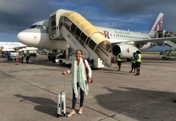 Carla preparada para disfrutar de un vuelo con Qatar Airways en el moderno Dreamliner