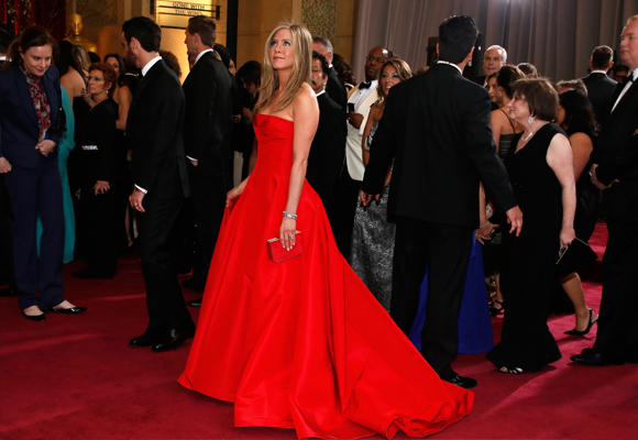 Celebrities como Jennifer Aniston han lucido espectaculares diseños 'Rojo Valentino'