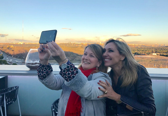 Así se hizo el selfie de Marta y nuestra colaboradora Amalia Enríquez 